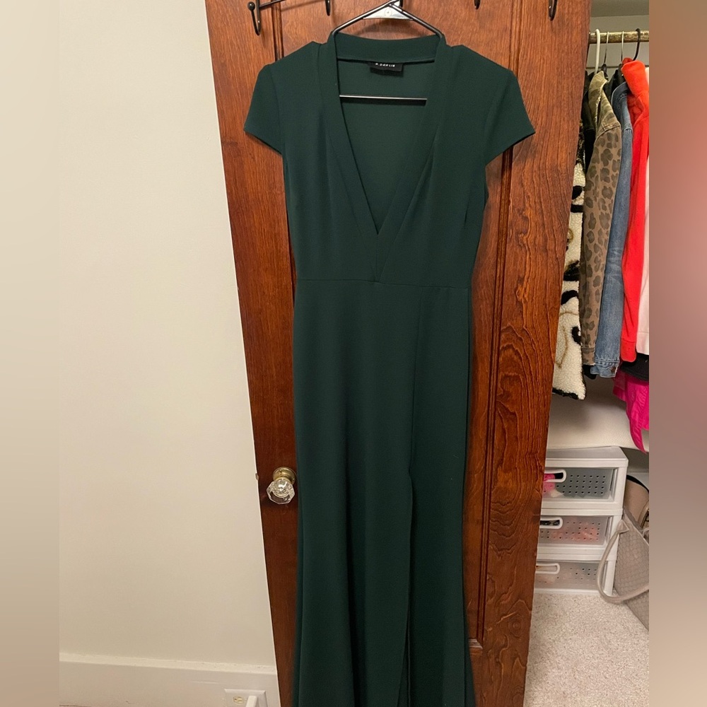 V neck dress with slit. Has been worn good condition. No size listed fits 4-6.